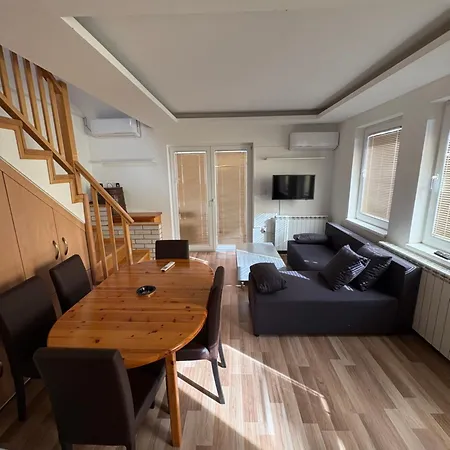 Royal Hills Apartman *